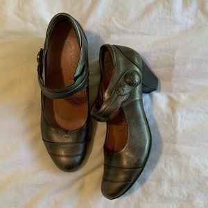 Taos women grey/silver leather shoes size 9